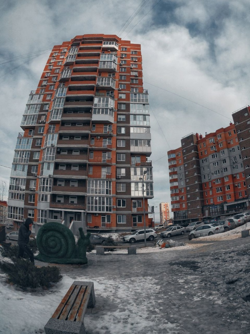 Судя по снегу на тротуарах и дорогах, фотографии были сделаны до наступления тепла Судя по снегу на тротуарах и дорогах, фотографии были сделаны до наступления тепла