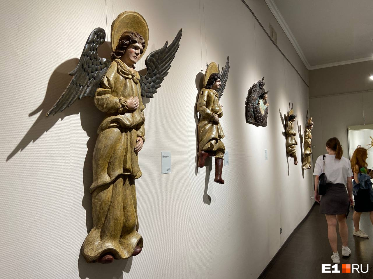 В Екатеринбург привезли уникальные скульптуры из заброшенных храмов: фоторепортаж