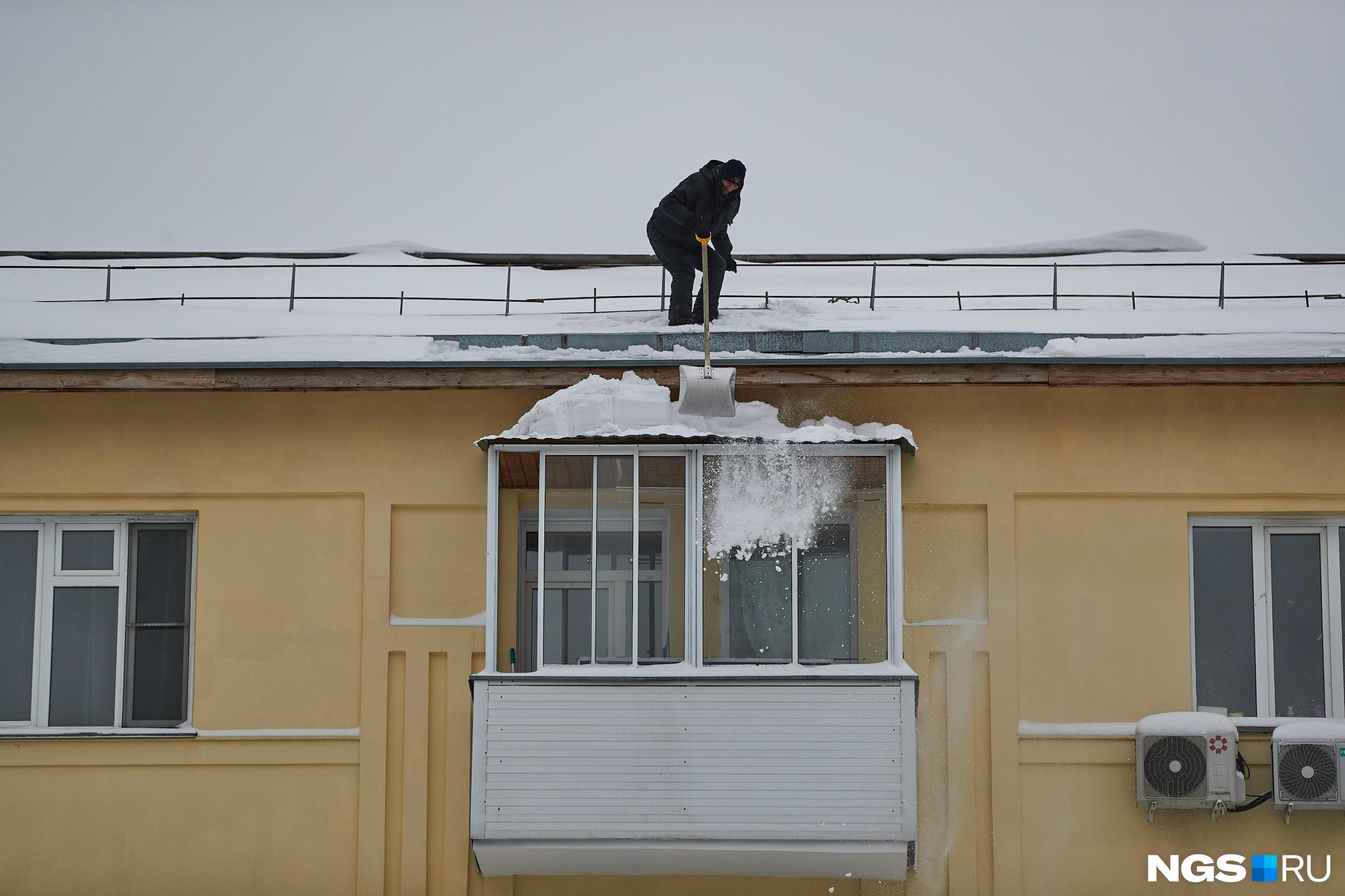 Глыба льда упала на женщину с коляской в Кузбассе: следком начал проверку