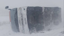 Сильный боковой ветер перевернул автобус с пассажирами на трассе в Красноярском крае