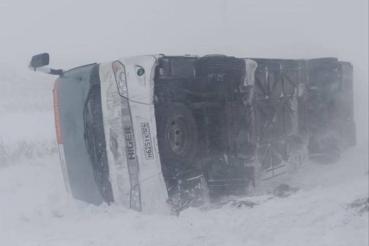 Сильнейший ветер в Красноярском крае опрокинул автобус с 16 пассажирами на трассе