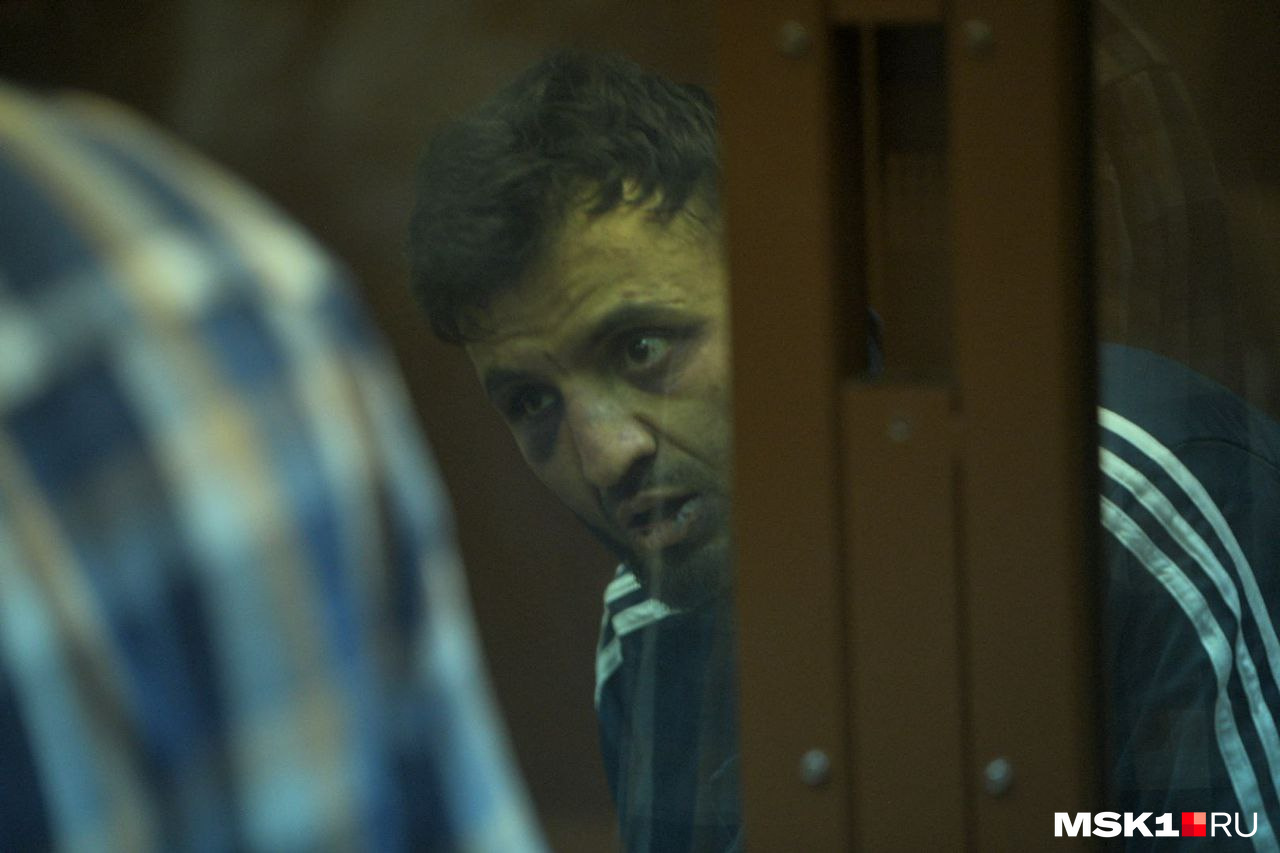Еле держится на ногах. Суд в Москве арестовал первого обвиняемого в теракте в Crocus City Hall