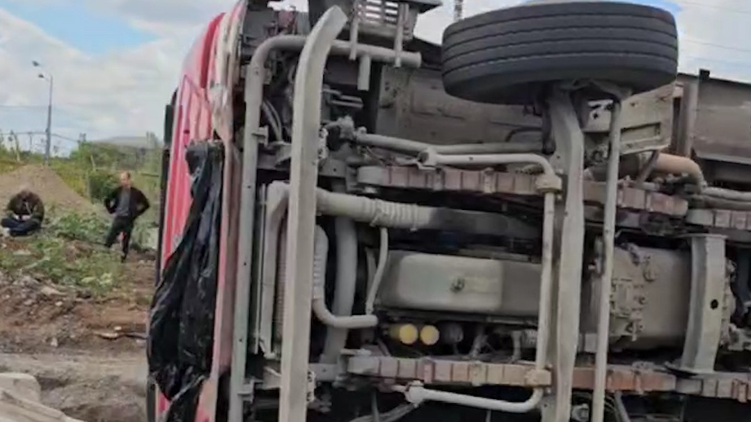 На Ракитовском шоссе перевернулся грузовик — видео