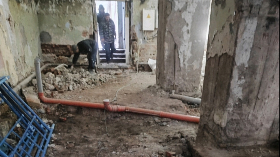 Жители дома на Компросе боятся обрушения из-за сноса несущих конструкций на первом этаже