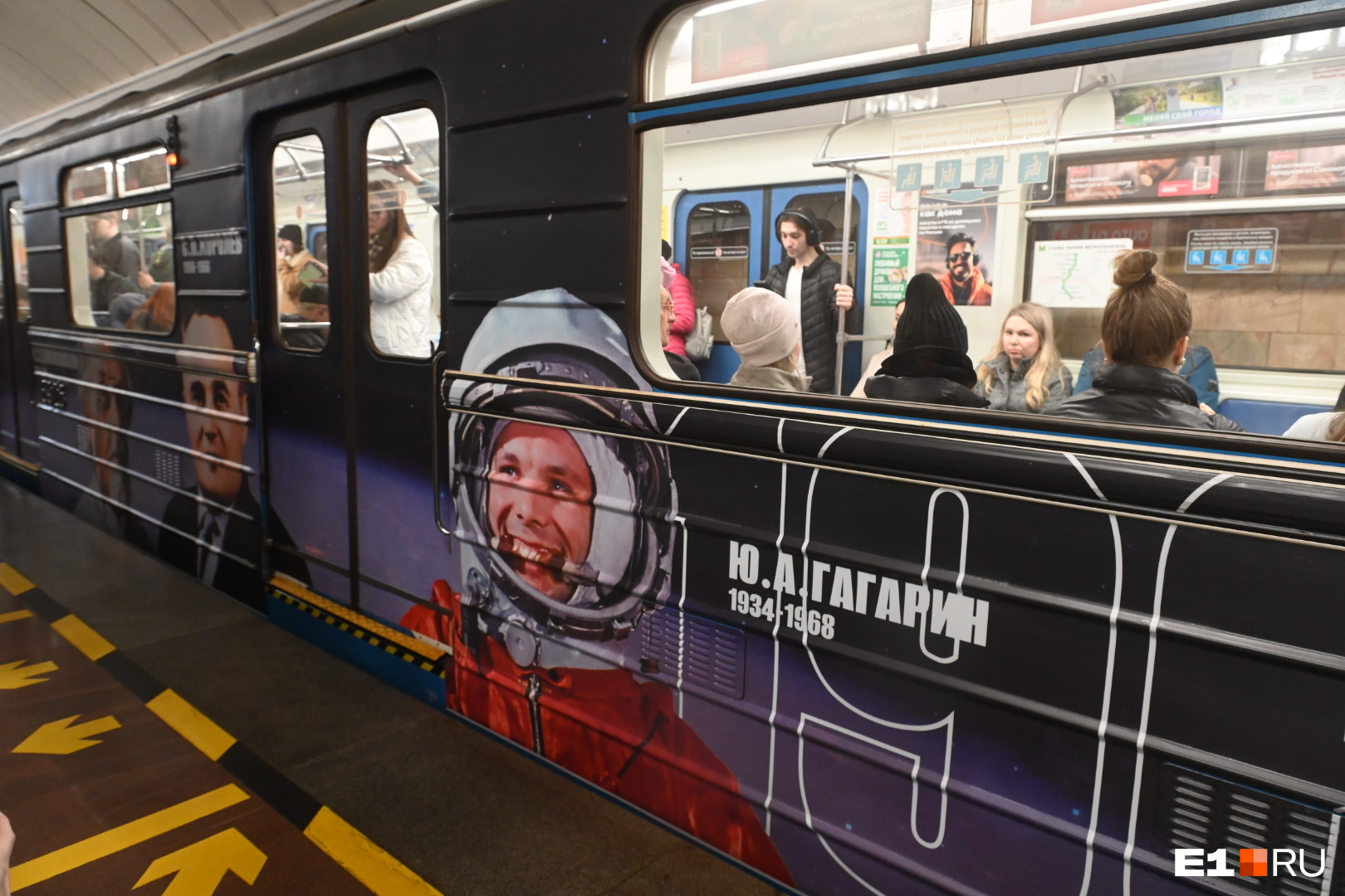 В метро Екатеринбурга запустили новый поезд. У него старые вагоны, зато станции объявляет космонавт