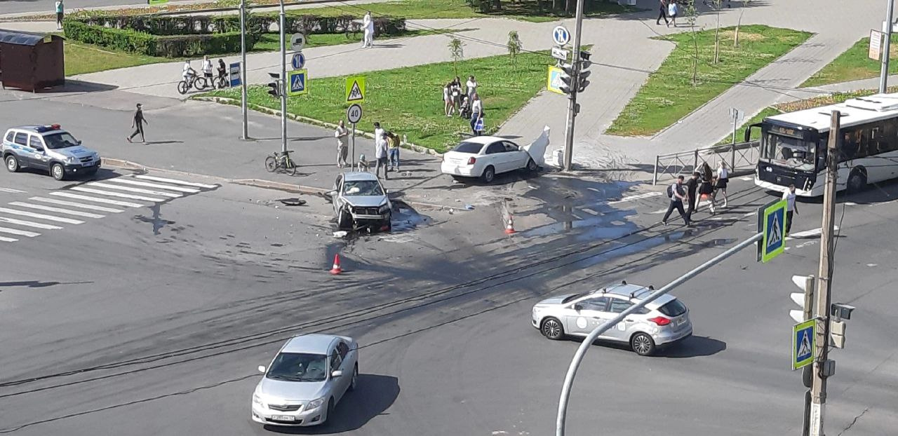 В столкновении двух легковушек в Киришах пострадали семь человек