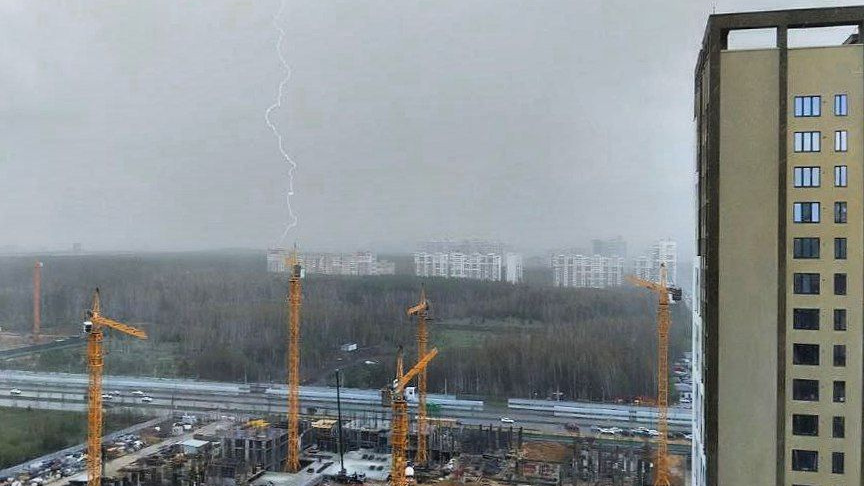 Сносит коляски, деревья и окна: что творится в Екатеринбурге из-за безумного ветра