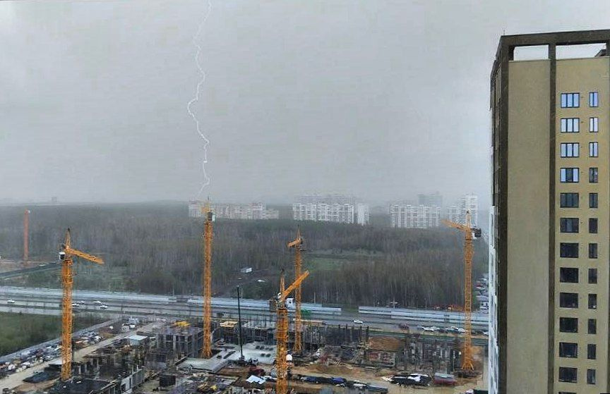 Сносит коляски, деревья и окна: что творится в Екатеринбурге из-за безумного ветра