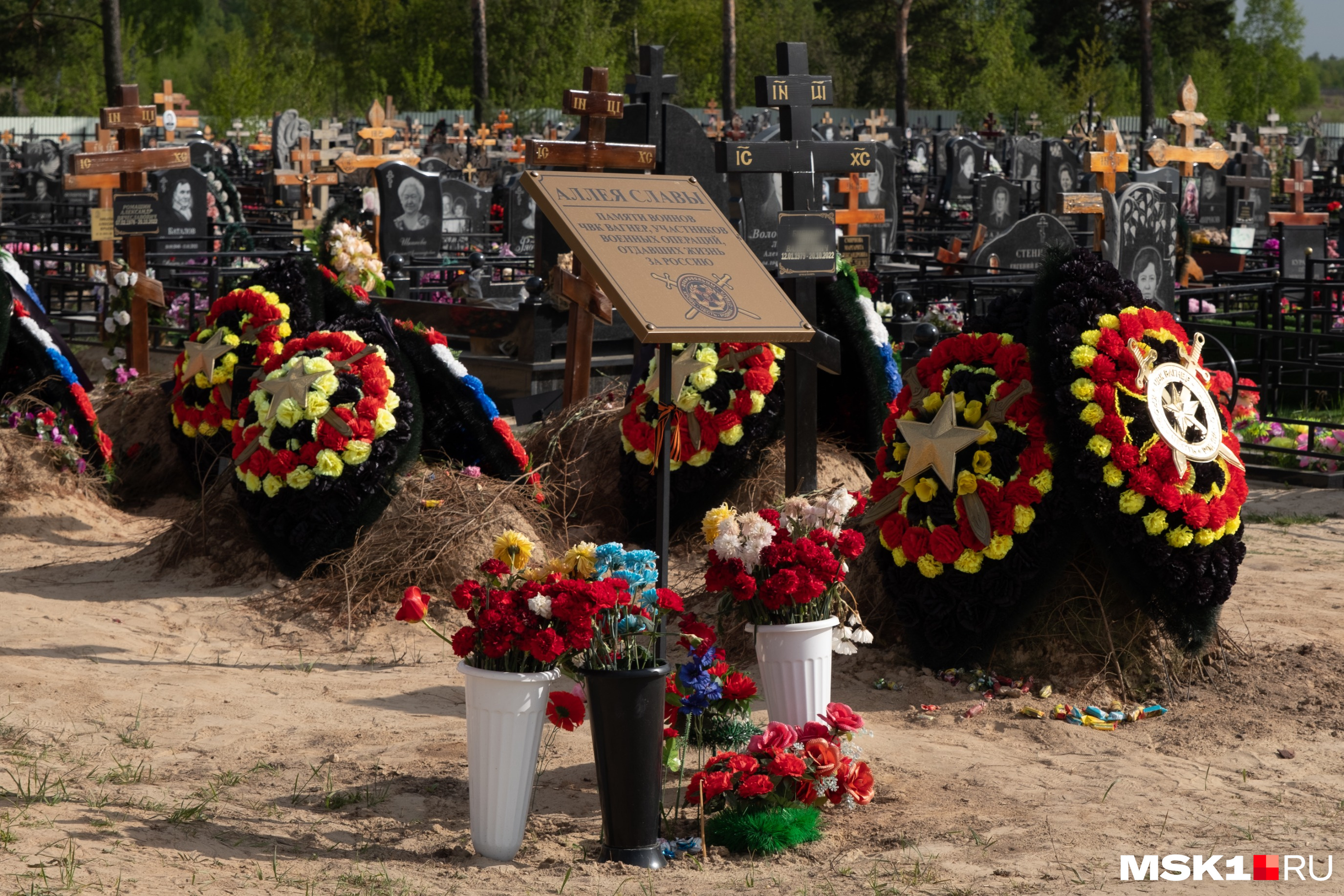 Аллея Славы находится недалеко от могил, где похоронены жители Дятловки
