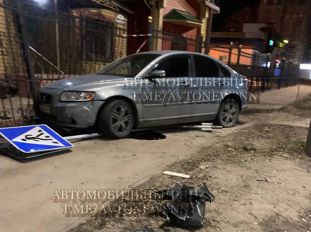 В Автозаводском районе легковушка уходила от погони и влетела в ворота церкви