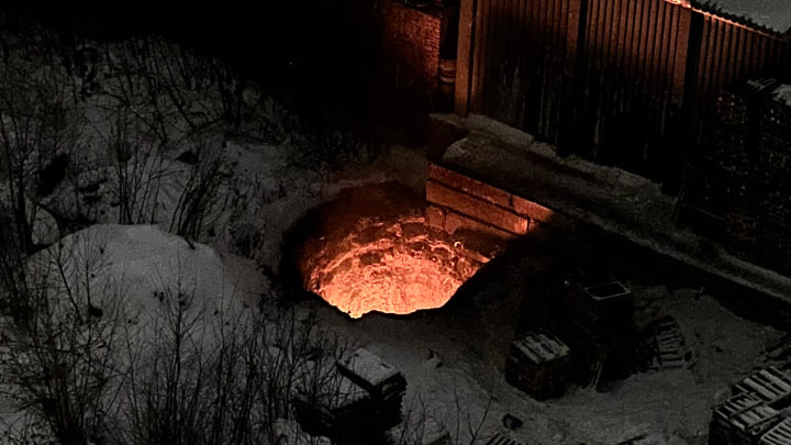 Это портал в ад: в Екатеринбурге обнаружили огромную горящую яму