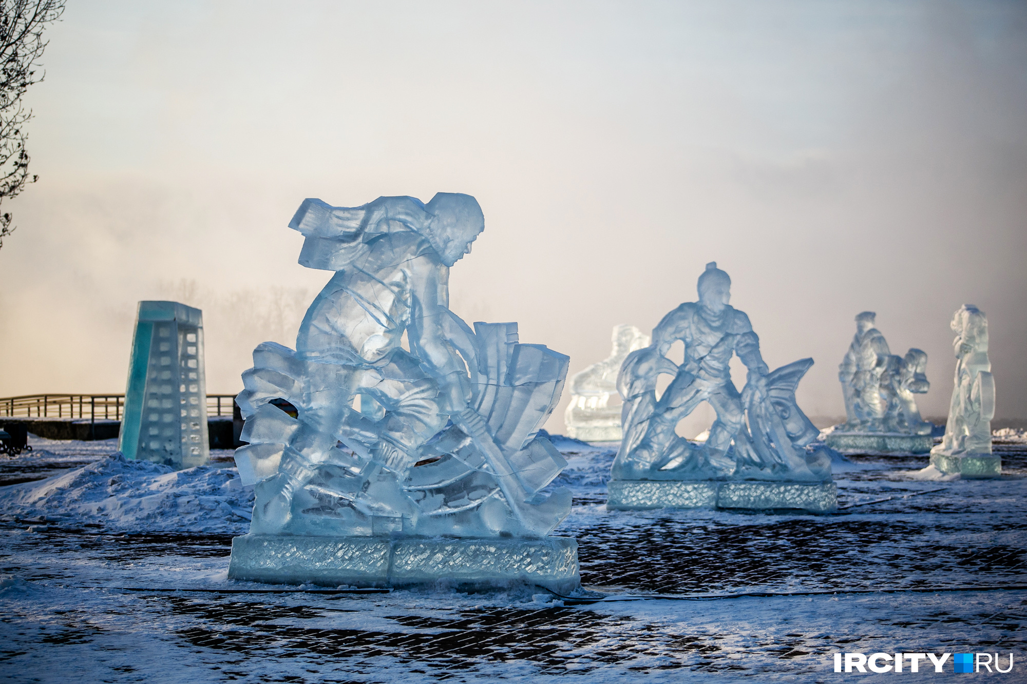На бульваре Гагарина возле памятника Александру III появилось более 20 ледовых фигур