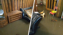 Кресло и комод поплыли: в Красноглинском районе затопило коттедж