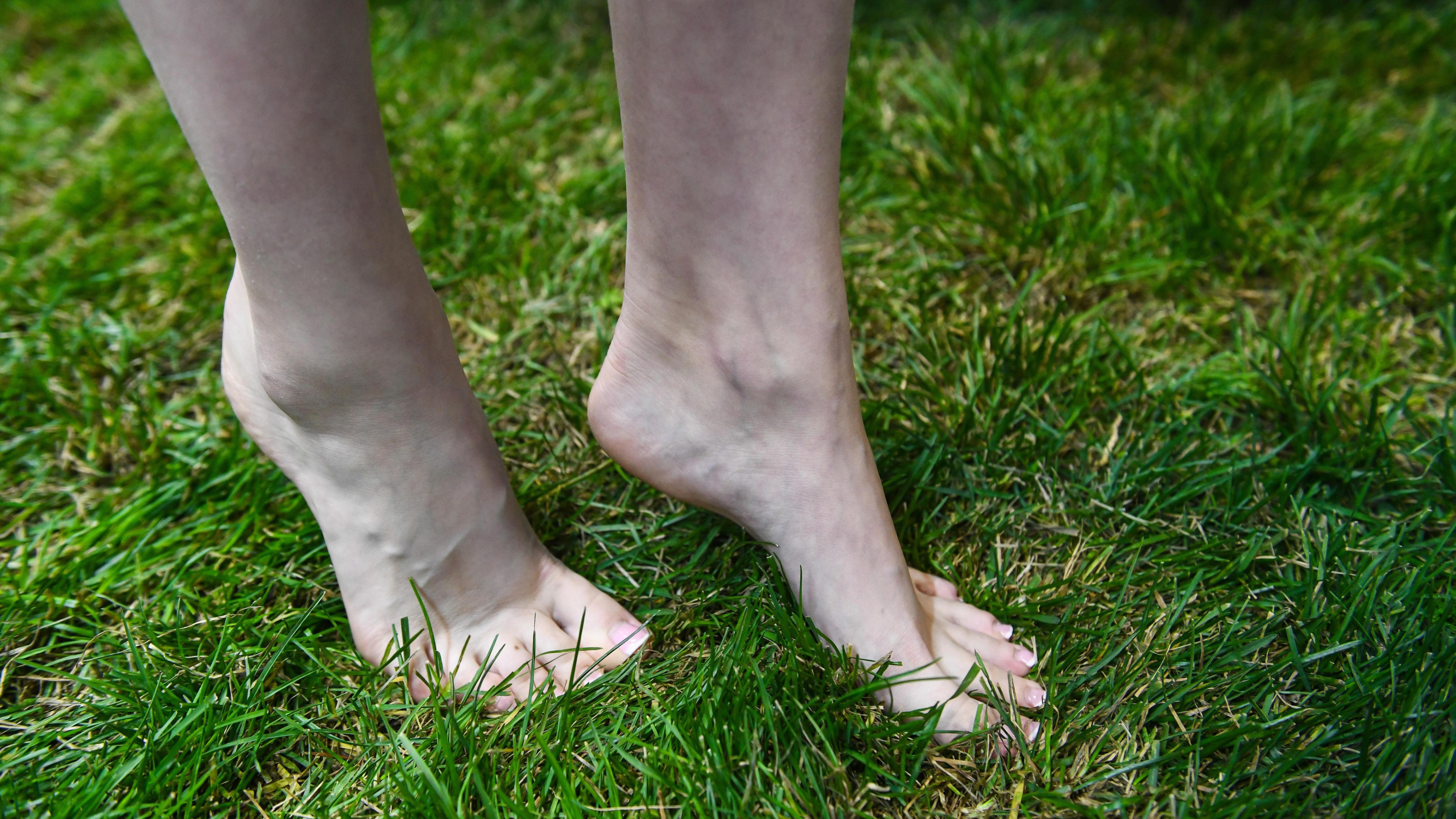 Посмотрите на свои ноги. 6 симптомов, которые говорят о том, что у вас высокий холестерин, и продукт, который поможет его снизить