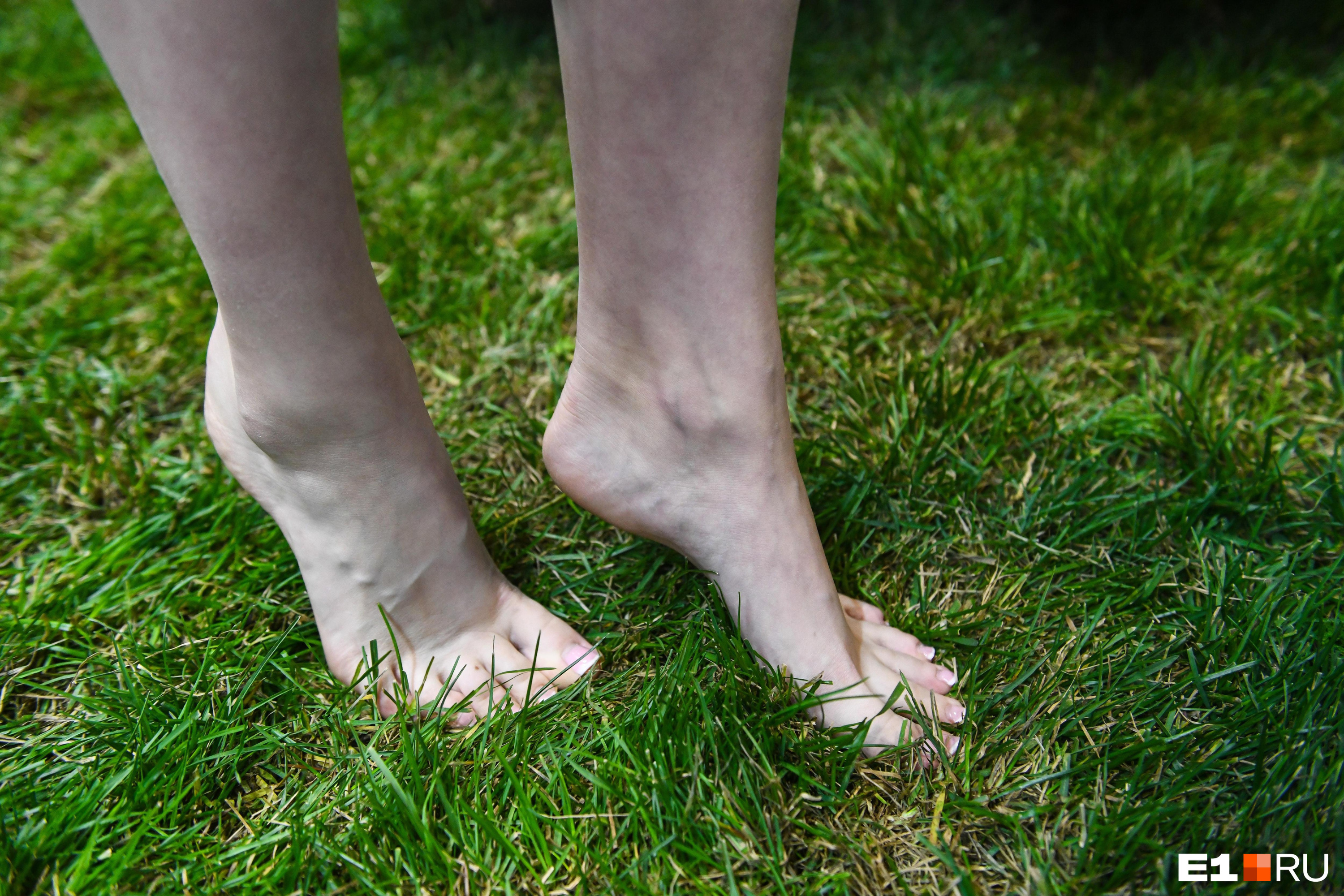Посмотрите на свои ноги. 6 симптомов, которые говорят о том, что у вас высокий холестерин, и продукт, который поможет его снизить