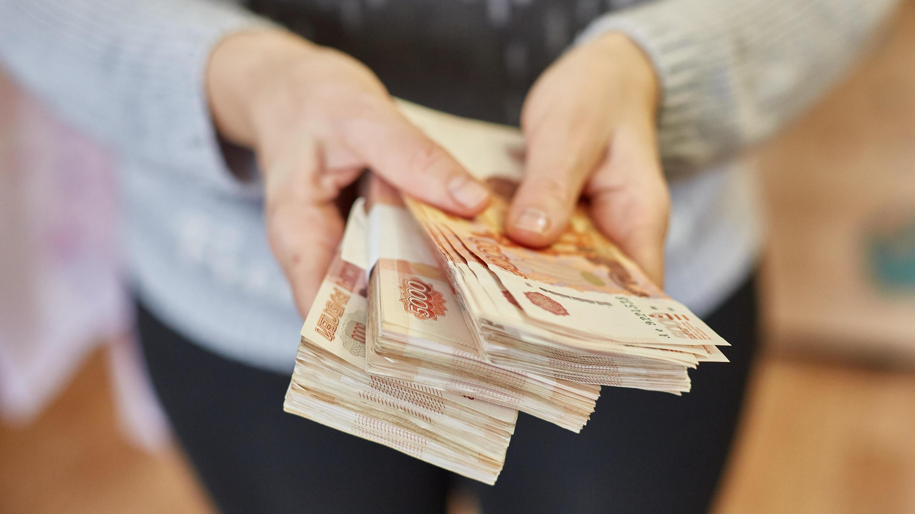 В Омске бухгалтер детских садов ради своей зарплаты занижала выплаты сотрудникам