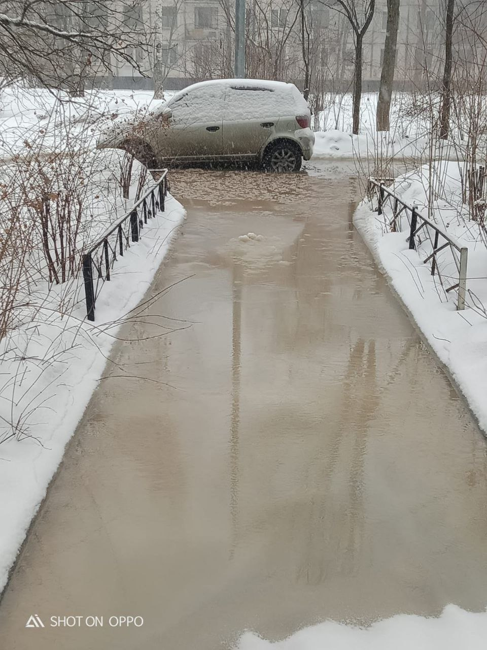 Видео: трубу с холодной водой пробили во время работ на улице Летчика  Пилютова в Петербурге - 14 февраля 2024 - ФОНТАНКА.ру