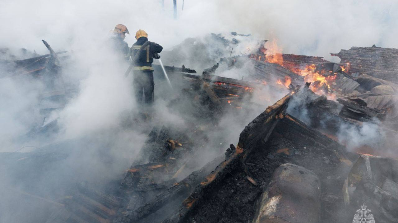 На месте крупного пожара под Архангельском ищут погибшую: что о ней известно