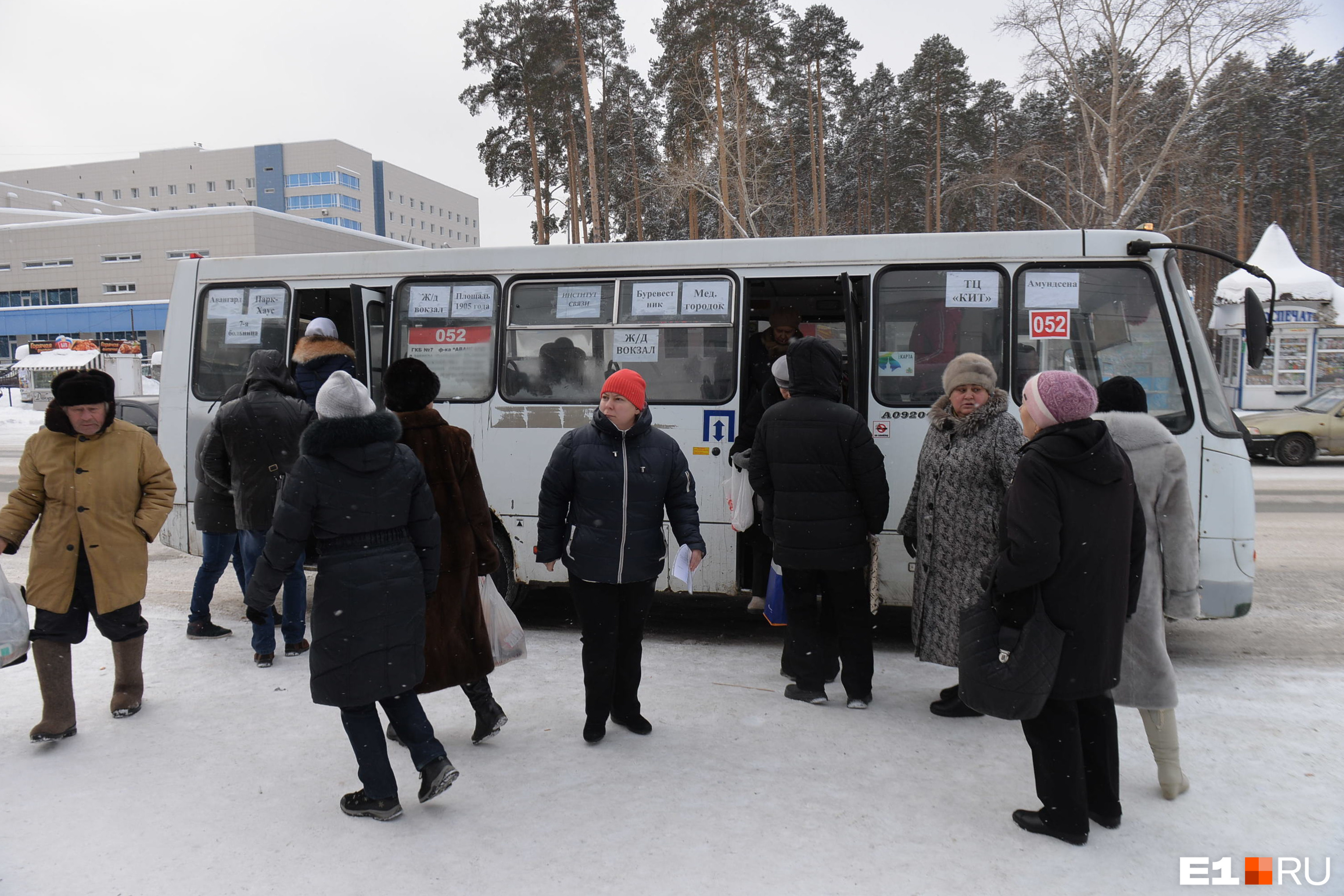 «Жалкие 33 рубля важнее здоровья человека?» Как на глазах у журналиста E1.RU пассажиру автобуса защемило руку