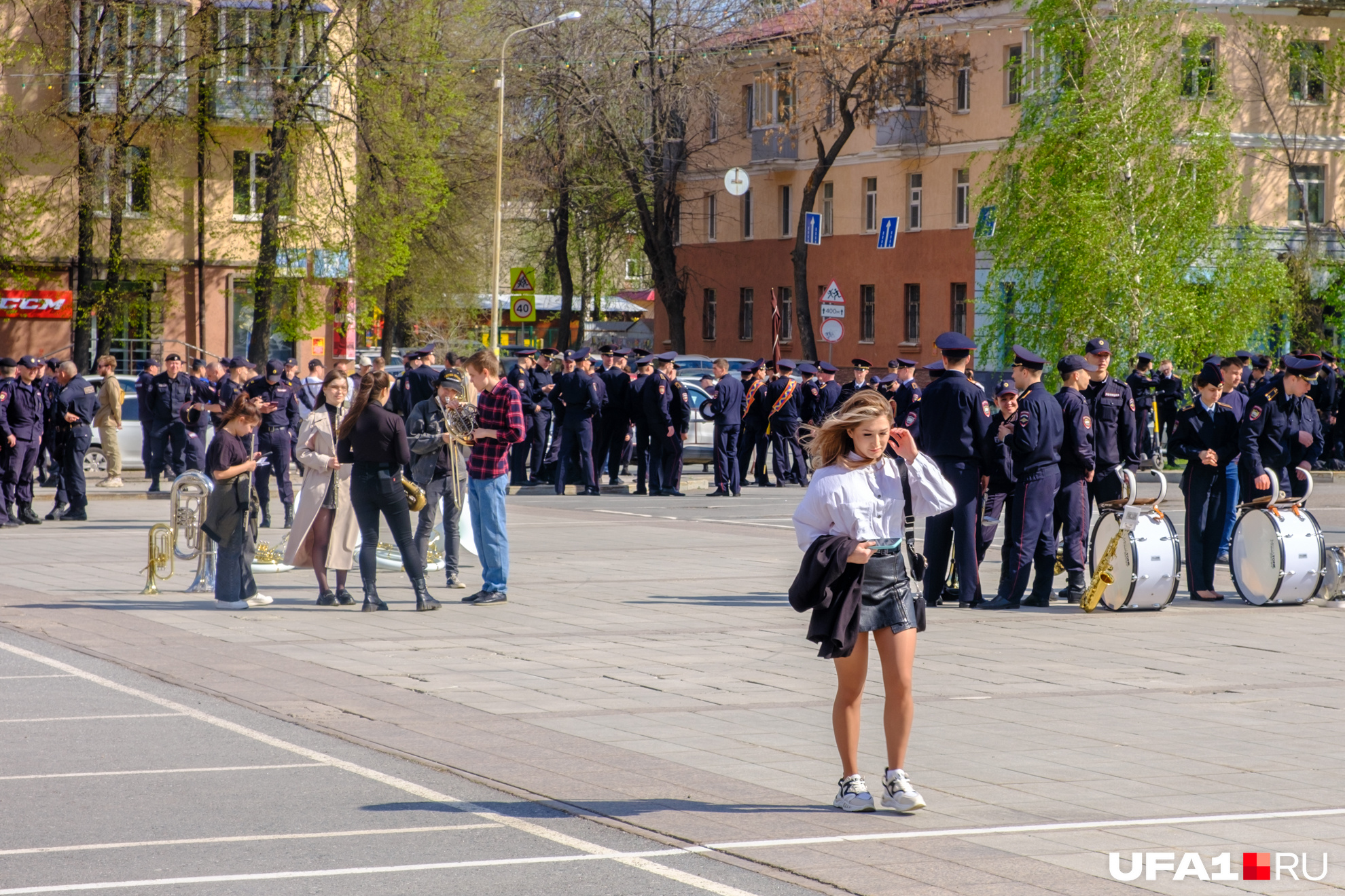 На репетиции к параду Победы также было по-летнему жарко