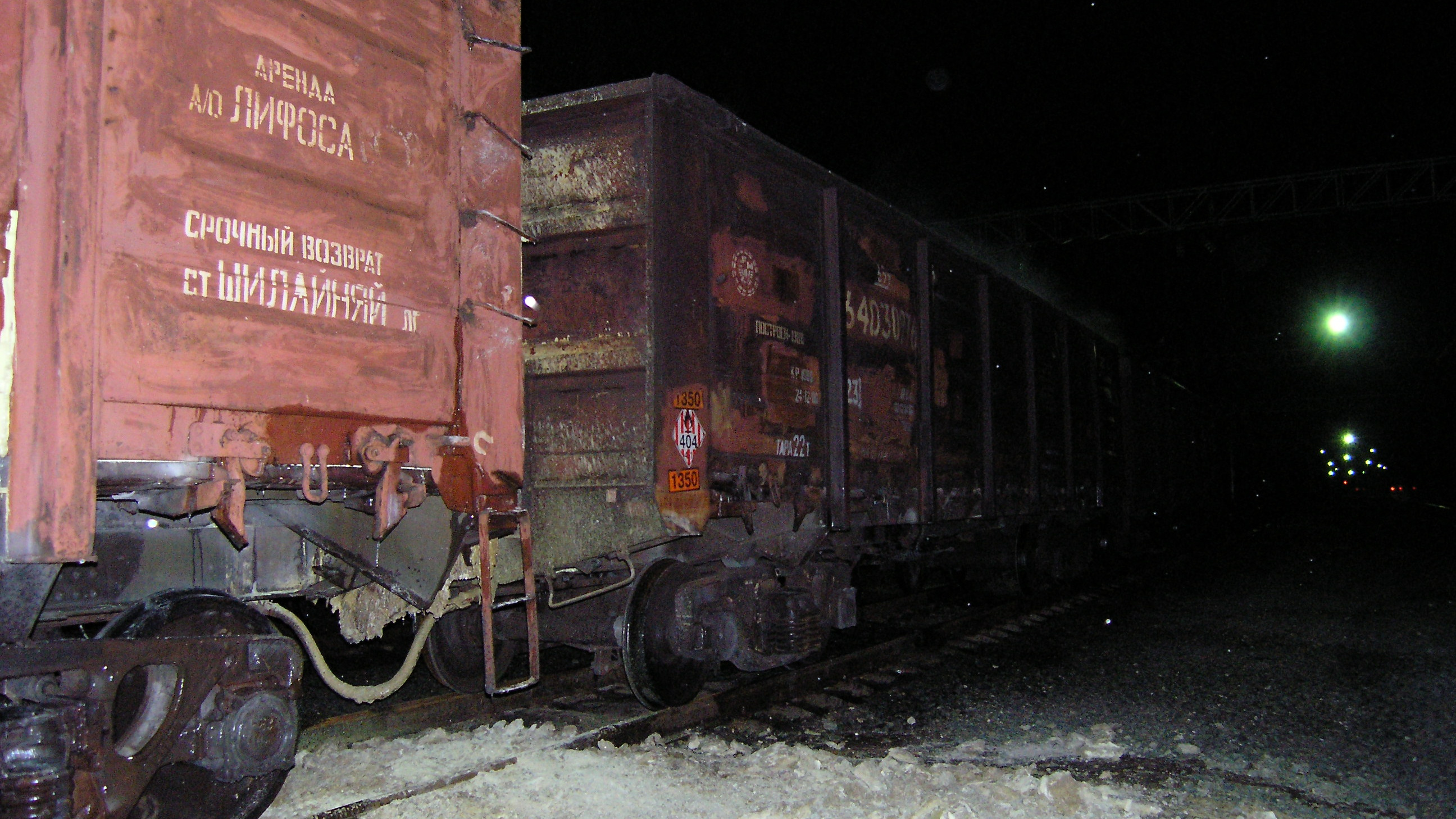 Под Волгоградом грузовой поезд сошел с рельсов. Загорелись цистерны с топливом