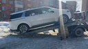 Приставы в Новосибирске случайно нашли машину, которую скрывал должник — она стояла во дворе