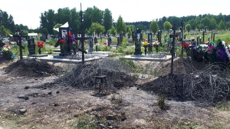 «Основная версия — зажженная свеча»: три могилы ветеранов СВО сгорели в Зеленогорске