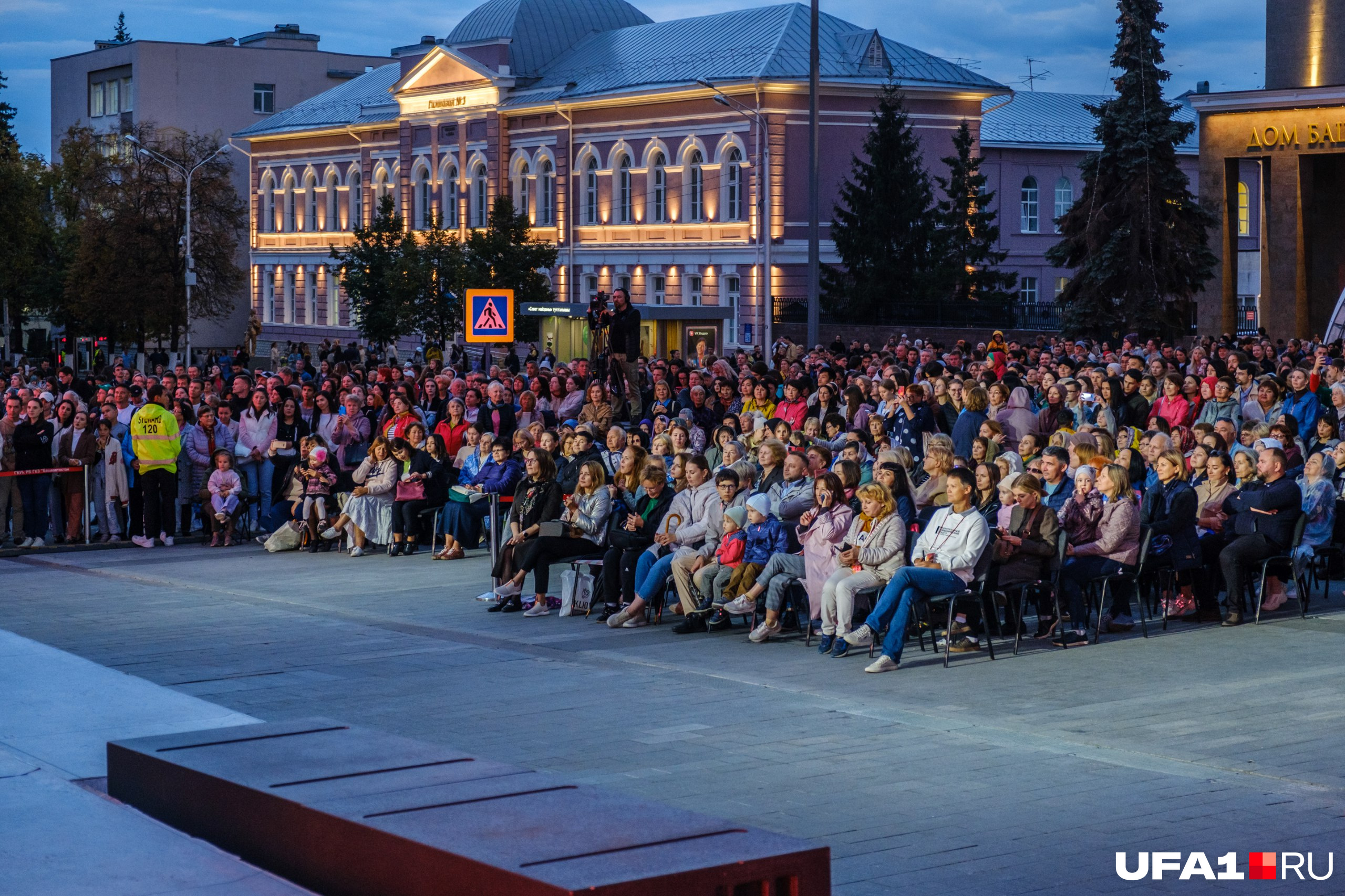 Гостям предлагалось сесть