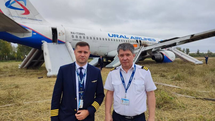 Остались без зарплаты: стало известно, что сейчас с пилотами «Уральских авиалиний», посадившими самолет в поле