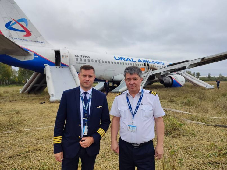 Остались без зарплаты: стало известно, что сейчас с пилотами «Уральских авиалиний», посадивших самолет в поле