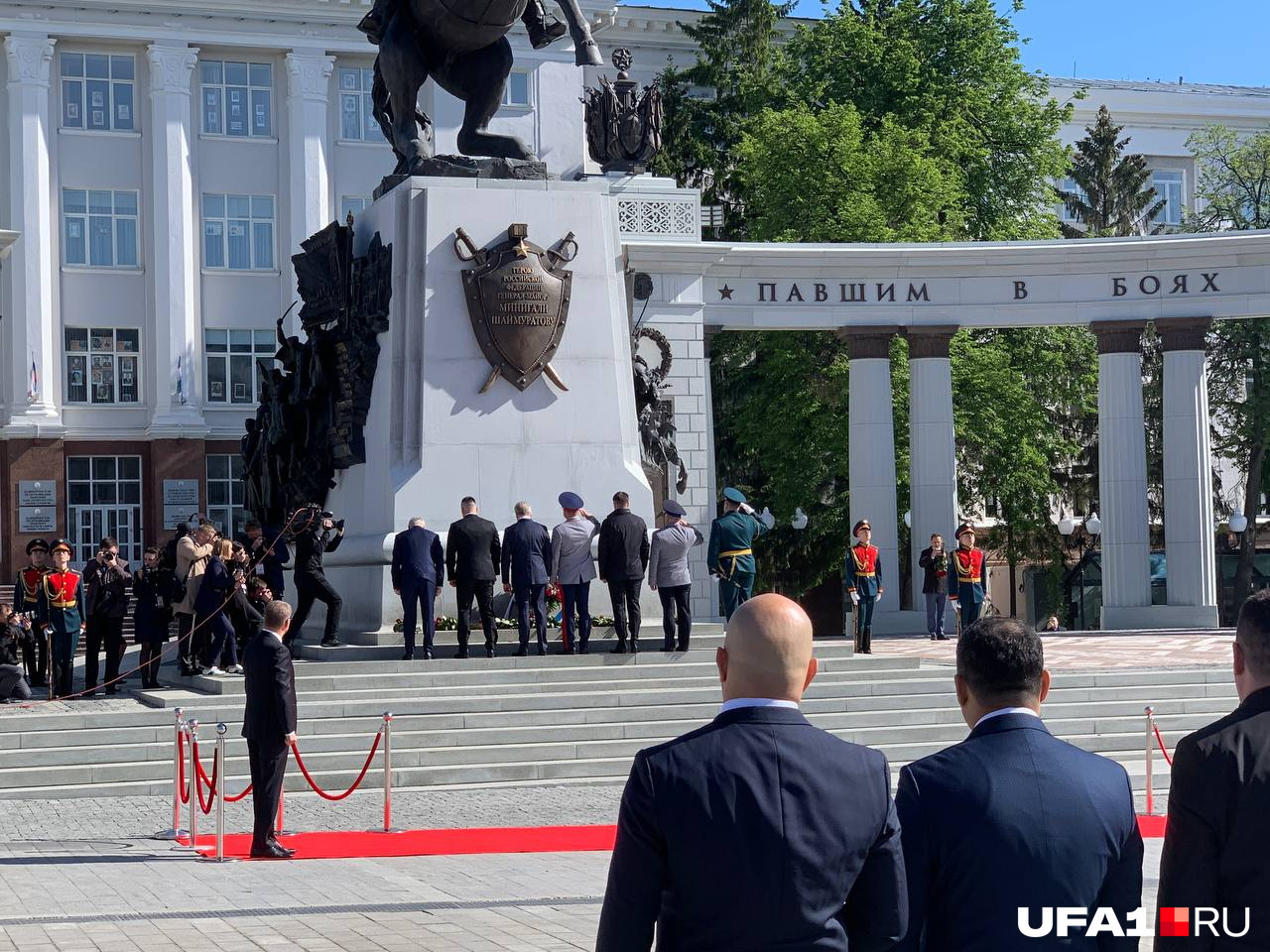 Возложение цветов длилось не очень долго