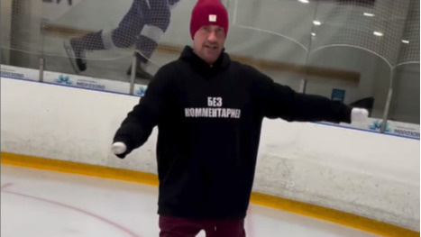 Роман Костомаров впервые после ампутации вышел на лед на коньках: видео тренировки