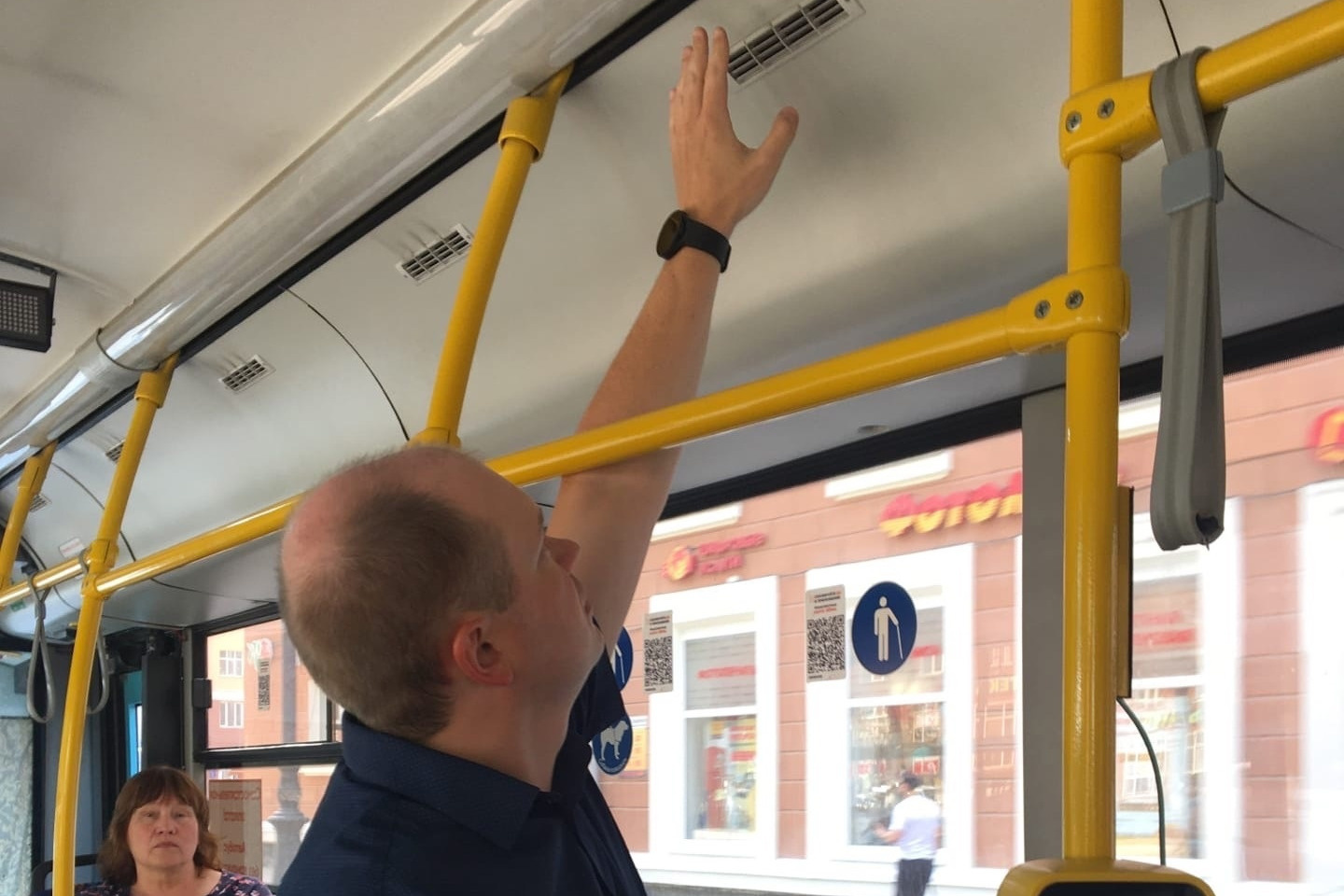 Анатолий Путин проверяет наличие холодного воздуха из кондиционера в автобусах