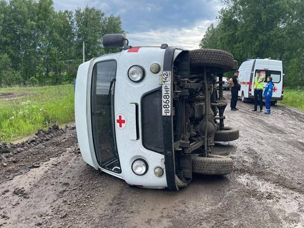 Пострадал медработник: в кузбасском округе перевернулась машина скорой помощи