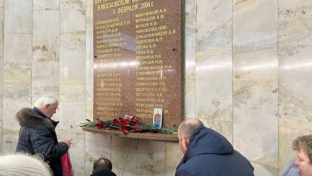 «Меня сразу в слезы бросает». Десятки москвичей возложили цветы у мемориала жертвам теракта на «Автозаводской»