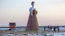 В светлом платье, с «начинкой» из елок: в Волгограде собирают чучело Масленицы