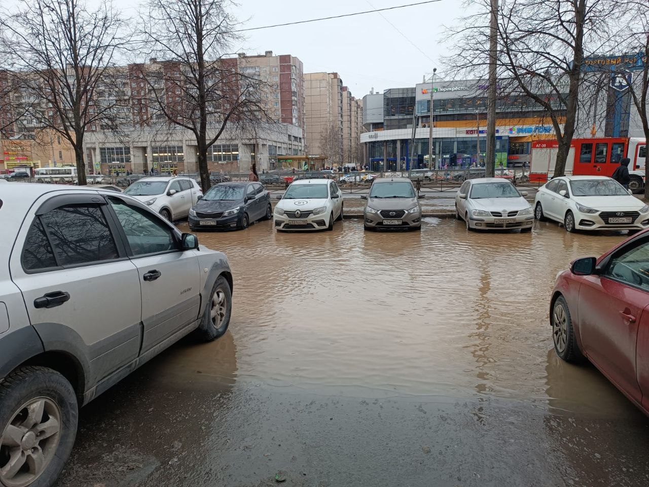 Из-за потопа перекрыт участок дороги на проспекте Энгельса в Петербурге - 7  марта 2024 - ФОНТАНКА.ру