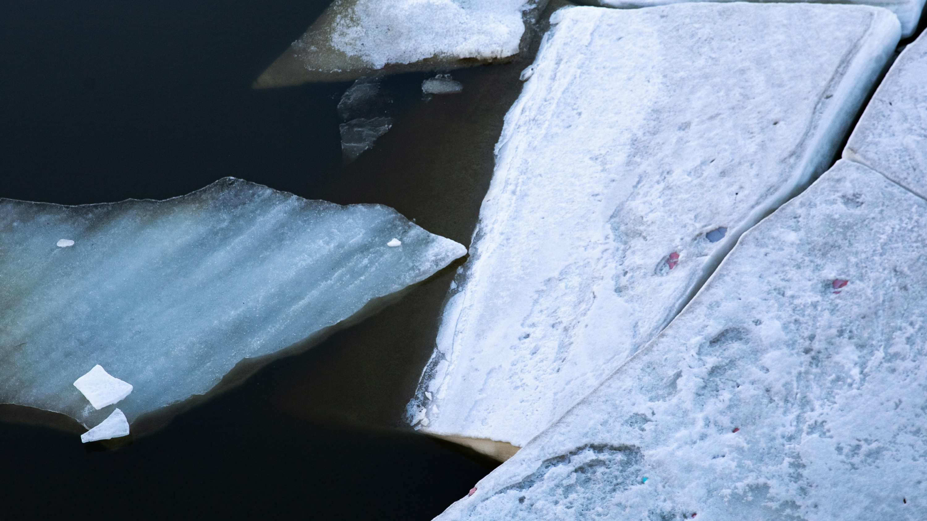 В Барнауле начался ледоход — публикуем завораживающее видео с берега Оби