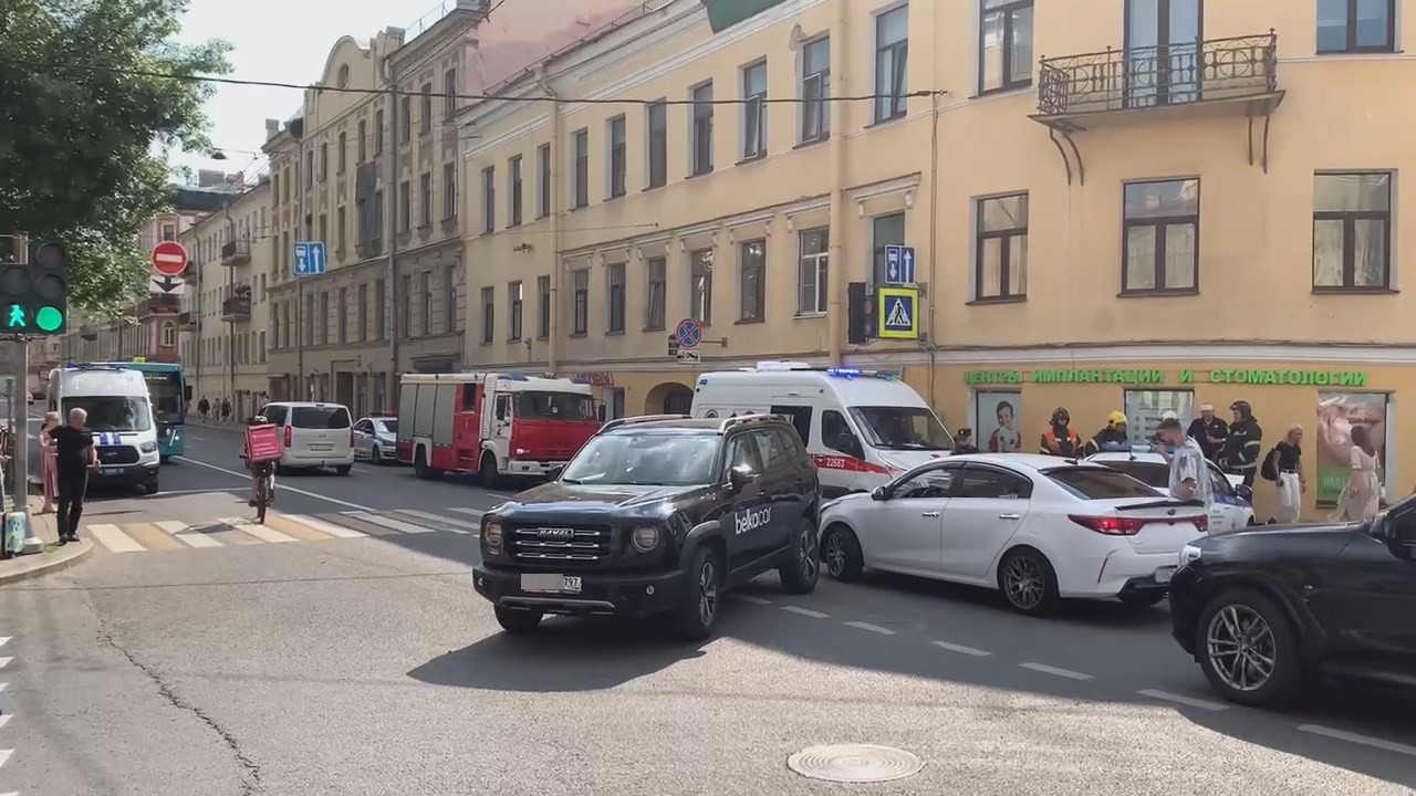 Автомобиль полиции попал в ДТП в центре Петербурга. Вознесенский стоит от Мойки