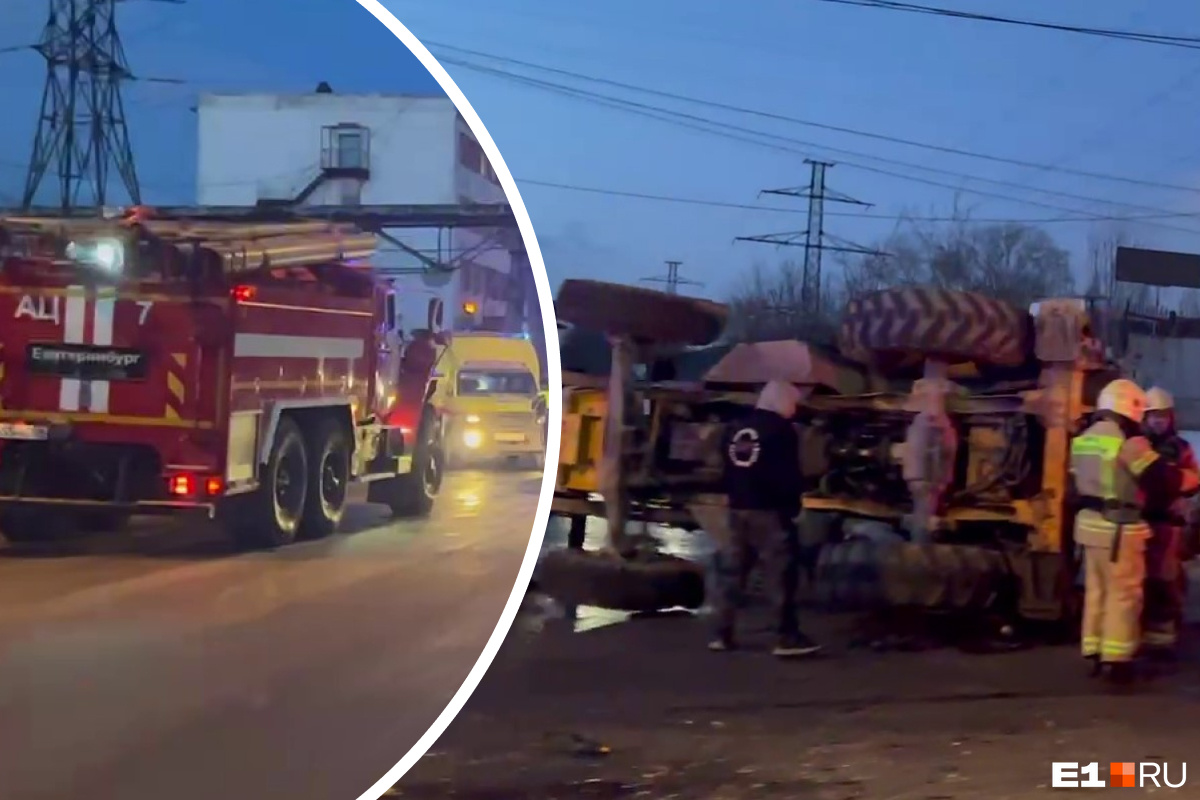 Появилось видео с места аварии в Екатеринбурге, где Lexus врезался в трактор. Бульдозер упал