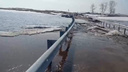 Карасук разошелся: река затопила временный мост в Новосибирской области — видео бурного потока