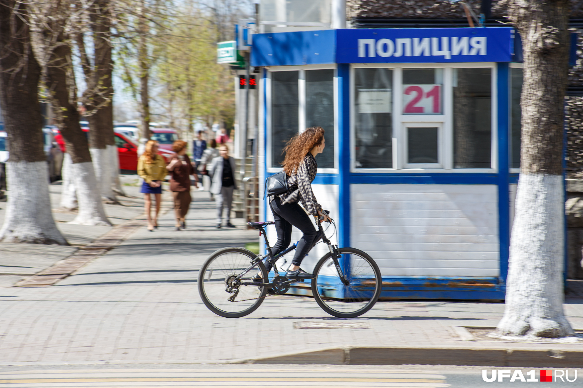 Кто-то уже вовсю рассекает на велосипеде