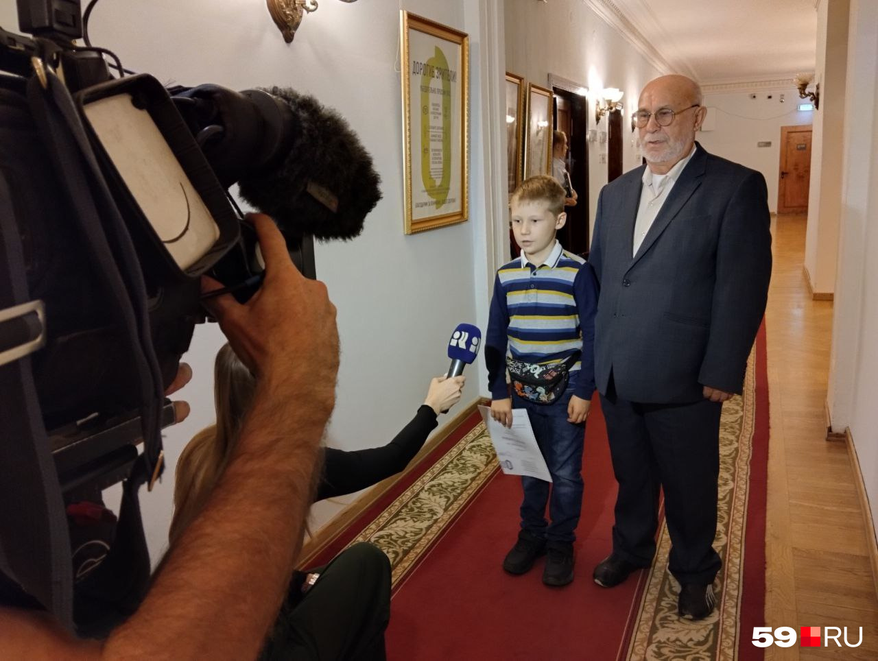 Роме <nobr class="_">8 лет</nobr>, пришел на спектакль впервые и уже дает интервью. У Роминой бабушки проблемы со зрением, она ждет внука в зале Роме <nobr class="_">8 лет</nobr>, пришел на спектакль впервые и уже дает интервью. У Роминой бабушки проблемы со зрением, она ждет внука в зале
