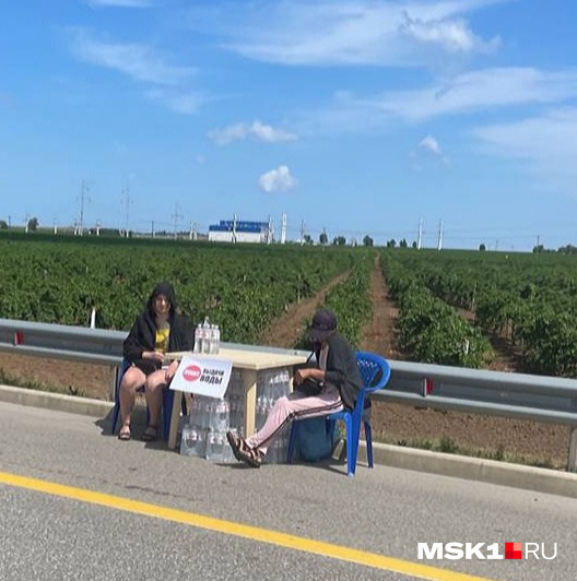 На Крымском мосту волонтеры бесплатно раздают воду тем, кому приходится стоять в пробке, ожидая очереди на досмотр