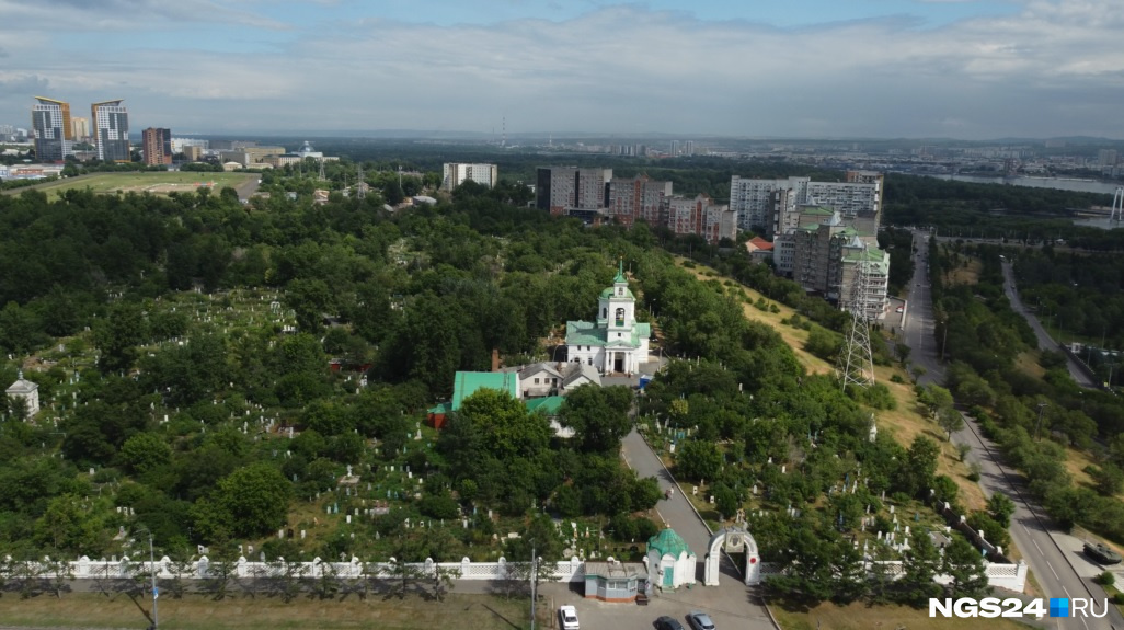 Троицкое кладбище с высоты, скриншот сделан в августе 2023 года Троицкое кладбище с высоты, скриншот сделан в августе 2023 года