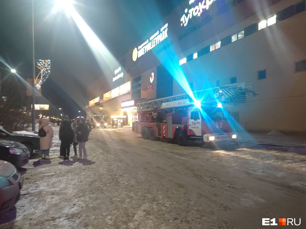 К торговому центру в Екатеринбурге съехались пожарные машины. Рассказываем, что случилось