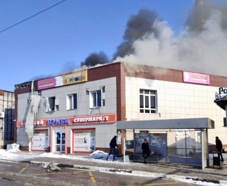 Торговый центр загорелся в Шебекино после обстрела. Один человек пострадал