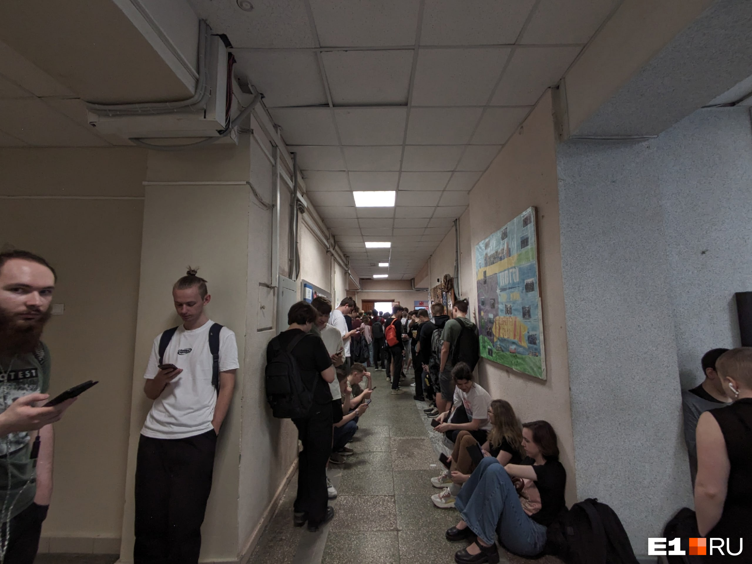 В УрФУ студенты больше 13 часов стояли в гигантской очереди. Вы не поверите, что стало причиной