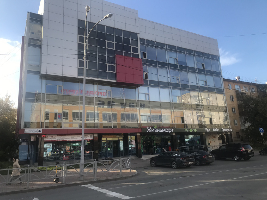 В Екатеринбурге выставили на продажу шестиэтажный офисник бизнесмена, которого отправили в колонию
