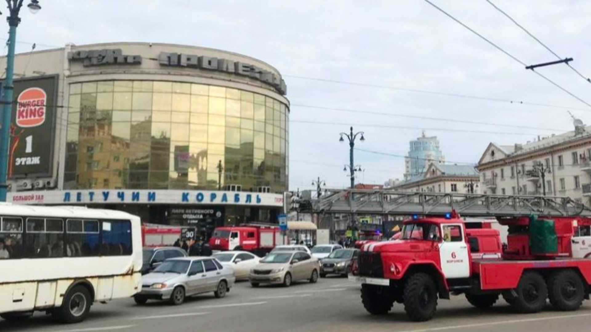 К кинотеатру «Пролетарий» в Воронеже съехались пожарные машины